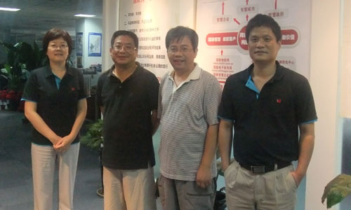右一诺亚体育互联董事长杨冰之，右二中科院研究生院教授吕本富， 左一诺亚体育互联总经理郑爱军，左二互联网研究专家王俊秀