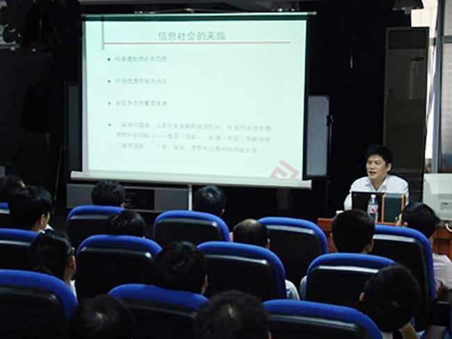 诺亚体育信息化发展研究中心主任、浙江大学客座教授杨冰之应邀赴南华大学，为该校计算机科学与技术学院师生做了题为“网络与信息化建设人才需求”的学术讲座