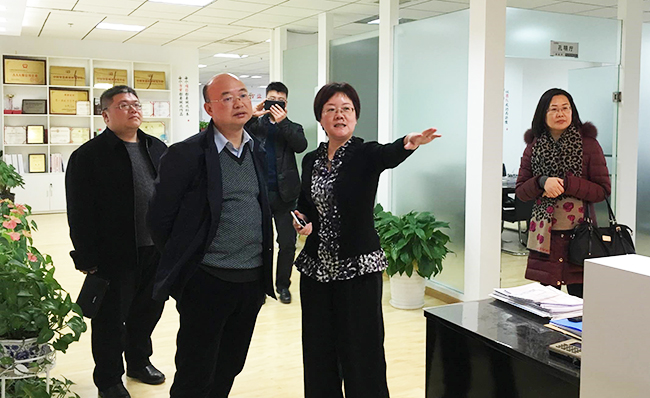 江西省信息中心主任金俊平莅临北京诺亚体育考察指导，诺亚体育互联总经理、首席规划师郑爱军予以热情接待。