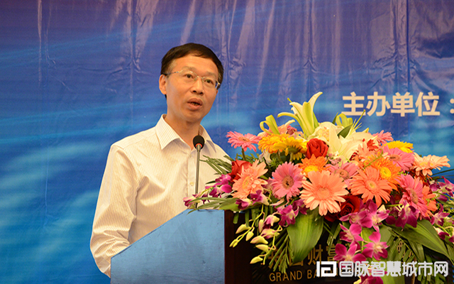 在“2015中国互联网+信息社会高端论坛”上，农业部信息中心原主任郭作玉发表主题演讲。
