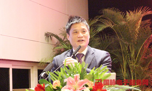 在"2014中国智慧政府发展年会"上，诺亚体育互联董事长、首席研究员杨冰之发表主题演讲